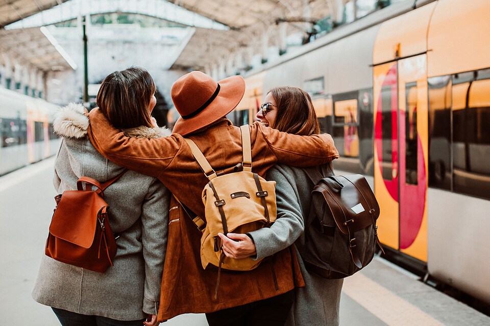 Illustrazione che paragona gli ETF a un unico biglietto per molte destinazioni, spiegando la diversificazione con un solo strumento finanziario